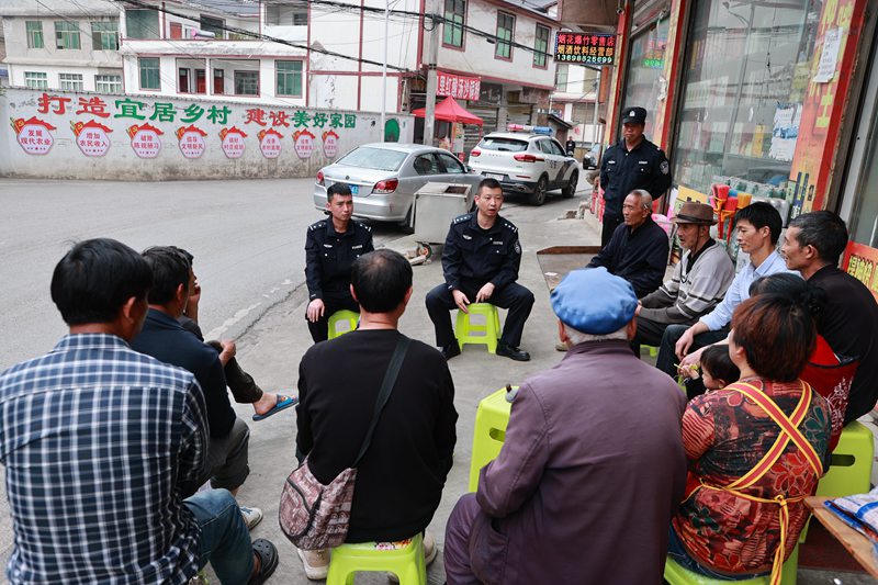 圖為民警以壩壩會的形式教大家如何識騙與防騙的一些方法和技巧。