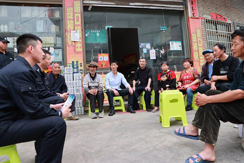 圖為民警以開壩壩會的形式教大家一些如何識騙與防騙的方法技巧。