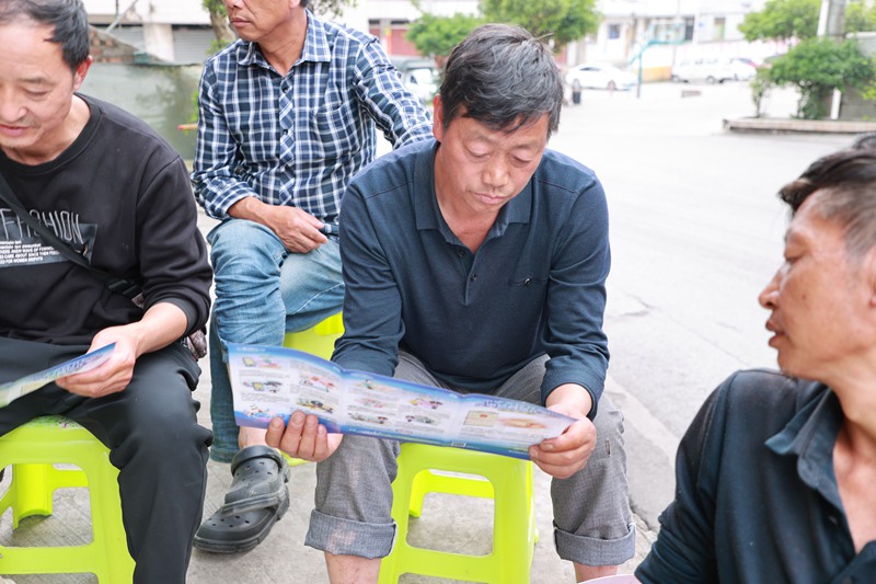 民警在會場發放反詐宣傳單。