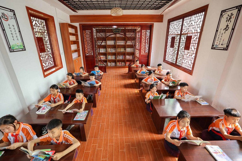 凤亭小学的学生在图书室阅读。
