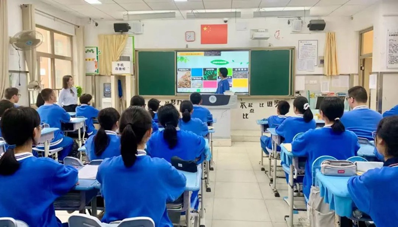 图片(1)学生正在分享家庭垃圾分类情况