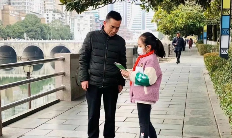 图片(2)学生正在为居民讲解垃圾分类小知识