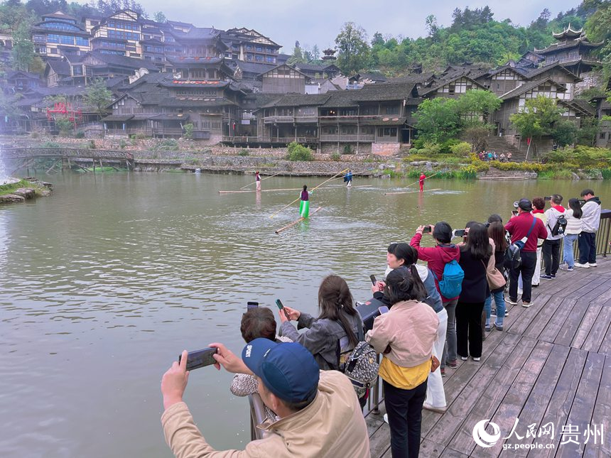 “水上芭蕾”獨竹漂表演引來游客駐足觀賞。人民網 陳潔泉攝
