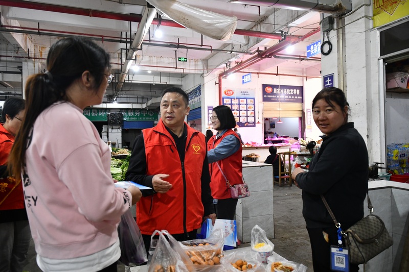 工作人员现场为群众讲解法律相关知识.jpg