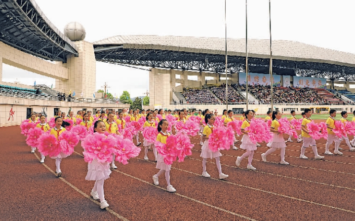 修文县首届全民健身运动会开幕式现场。