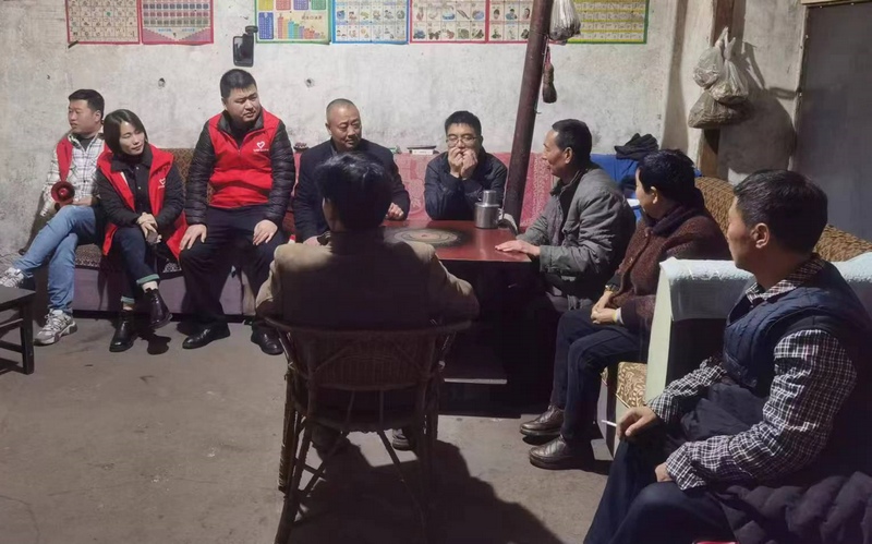 社區支部書記袁仁清召集村民討論紅白喜事理事會事宜。