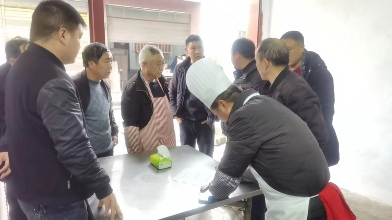 社區廚師盧飛簽訂承諾書。