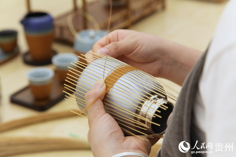 将传统竹编工艺创新融入现代生活用品当中。人民网 龙章榆 摄