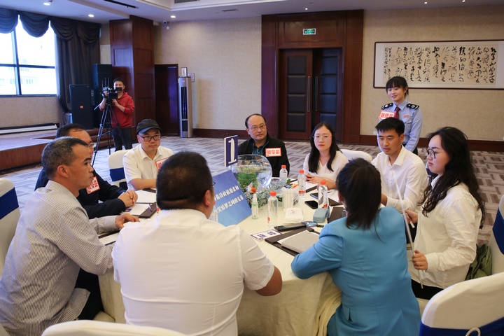 毕节市税务局党委书记、局长作为特邀观察员参与团队讨论。