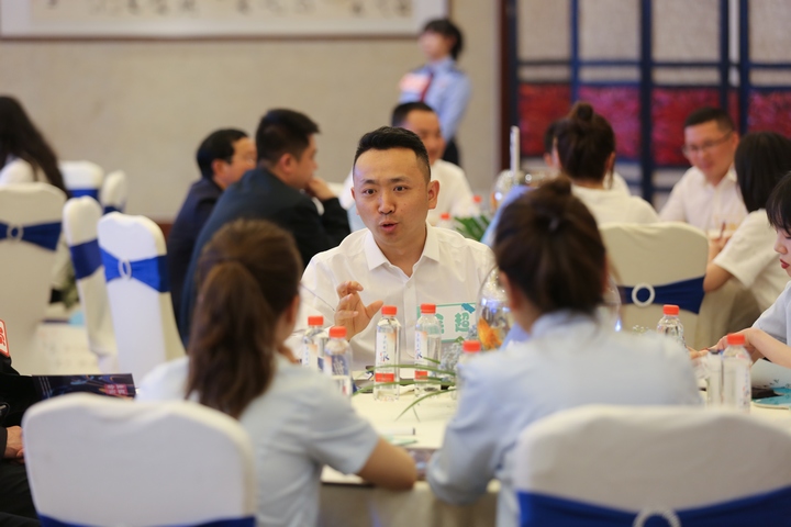 活动现场，青年干部陈述个人观点。