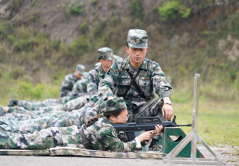 轻武器实弹训练。