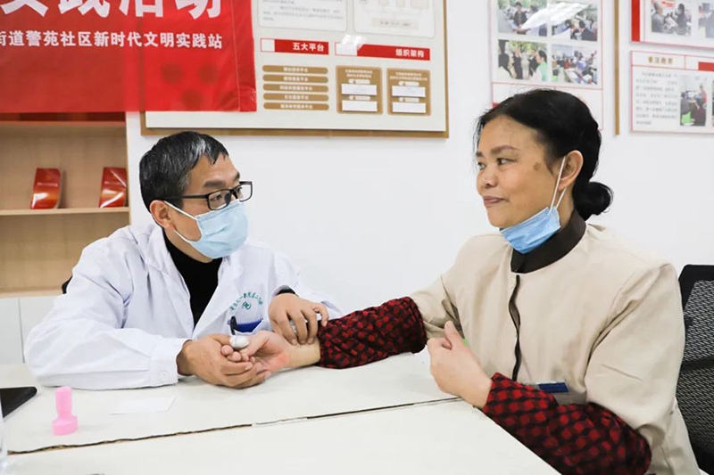 贵州省中医一附院医生黎喜平为居民号脉问诊。陈飞宏摄