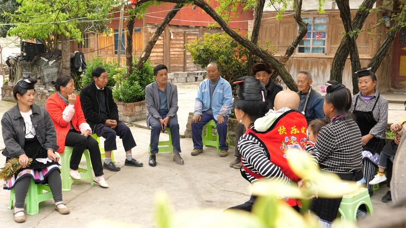 4月27日，村民在贵州省大方县兴隆乡菱角村院坝协商会上畅所欲言。李灵摄