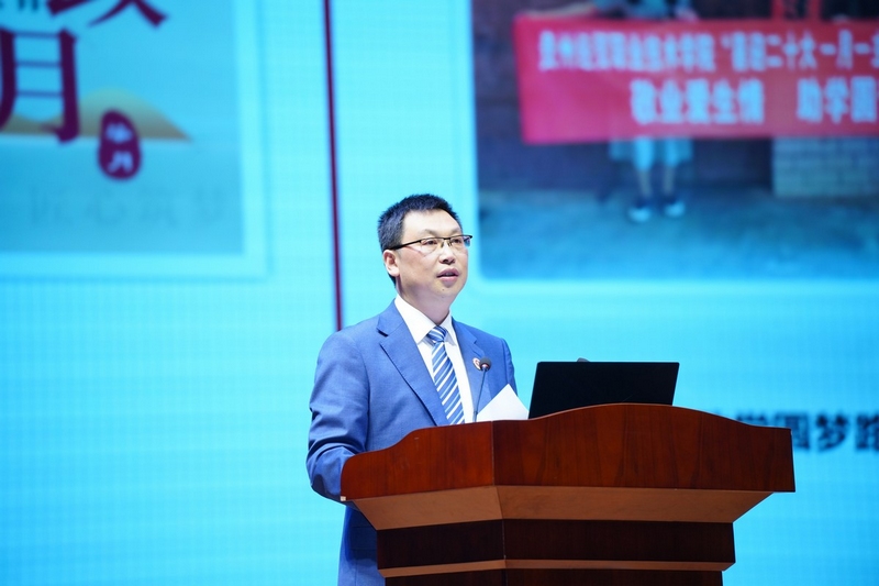 贵州经贸职业技术学院党委书记肖建宗作题为《以文化自信提振贵州经贸自信》的主旨发言。