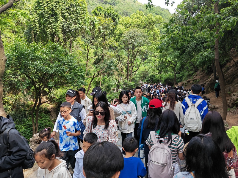4月29日贵州黔灵山公园旅游火爆.