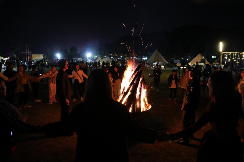 4月29日长顺县神泉谷景区露营基地的篝火晚会。