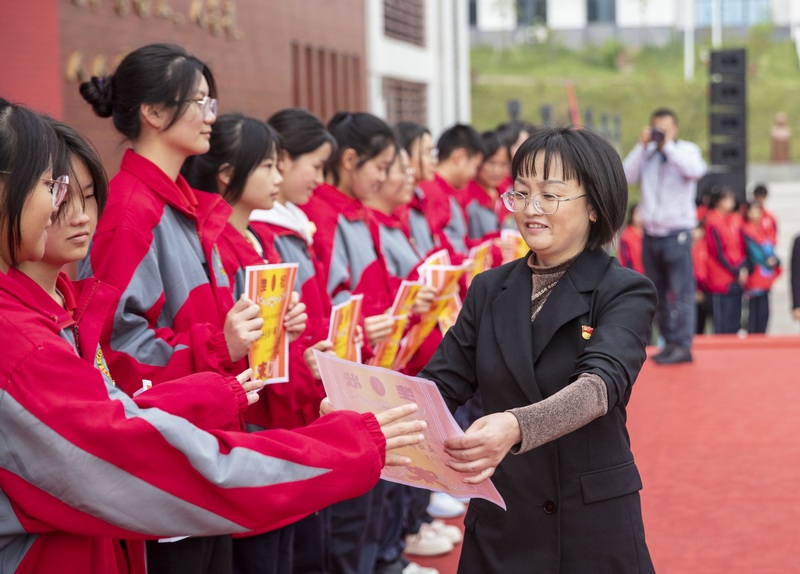 4月29日，施秉县第一中学为优秀团支部、团干部颁发奖状。