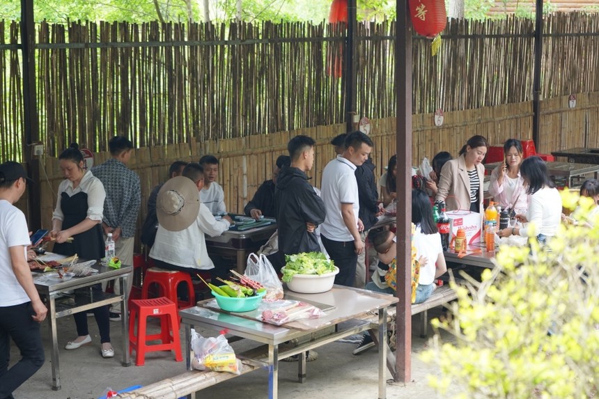游客在岑巩县木召生态旅游度假景区自助烧烤。陈昆摄