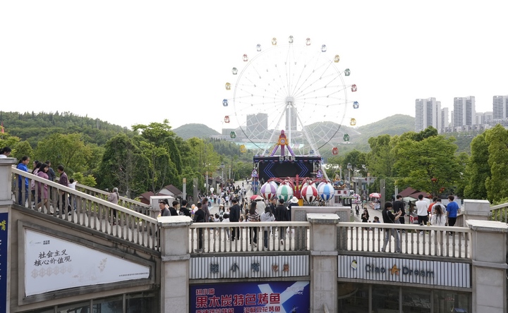 5月1日 ，时光贵州景区了吸引众多游客。
