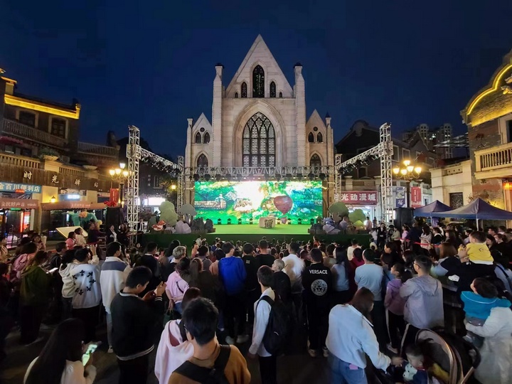 5月2日，时光贵州景区的“童话时光机 穿越童话镇”系列活动之童话剧演出现场。图片由清镇市文旅局提供