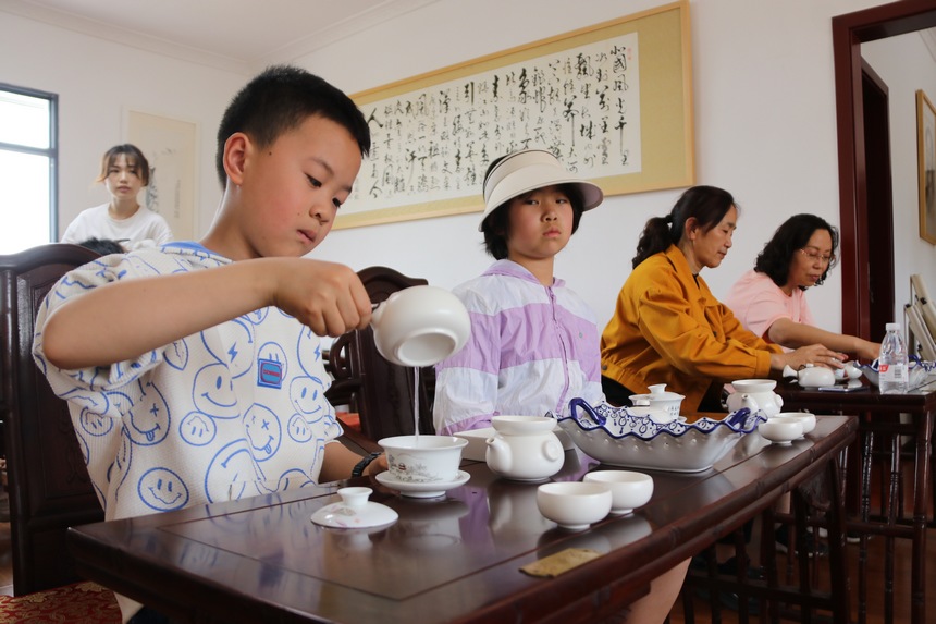 2023年5月2日，人们在贵州省毕节市七星关区朱昌镇家乡美农耕实训基地学习泡茶.
