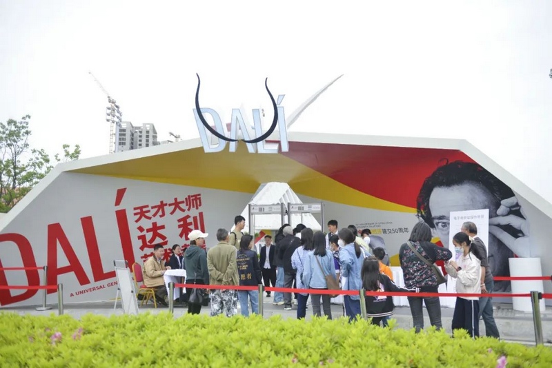观众通过安检和人脸识别入场。