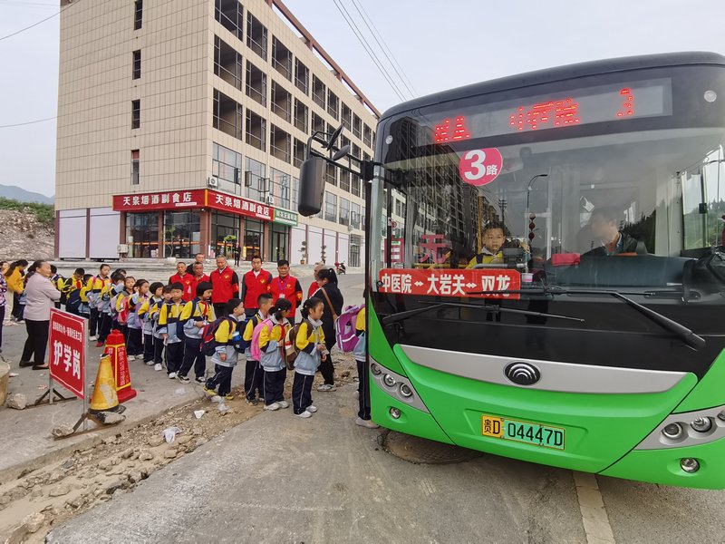 银发志愿者坚守护学岗  苏畅莉供图 (2).jpg