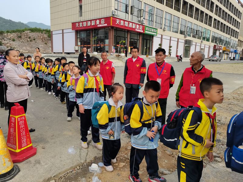 银发志愿者坚守护学岗  苏畅莉供图.jpg