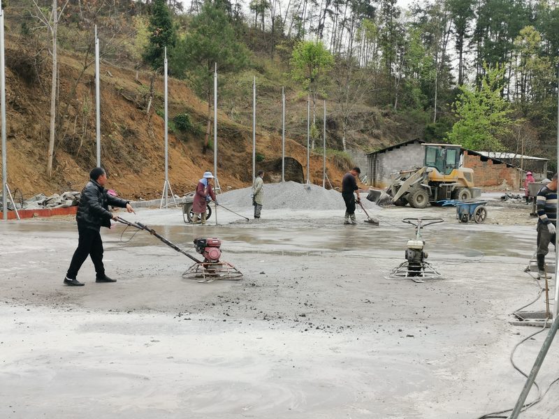 工人在硬化地面。 朱志伟 摄.jpg
