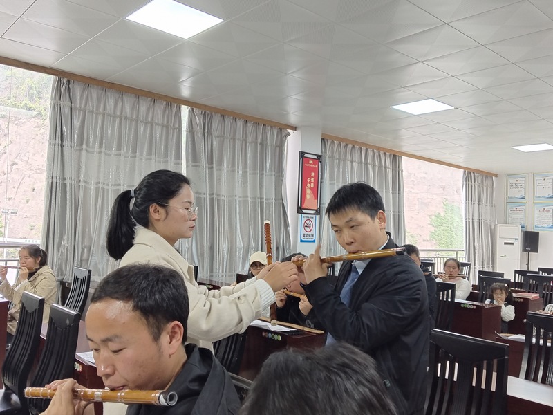 解答学生疑问。