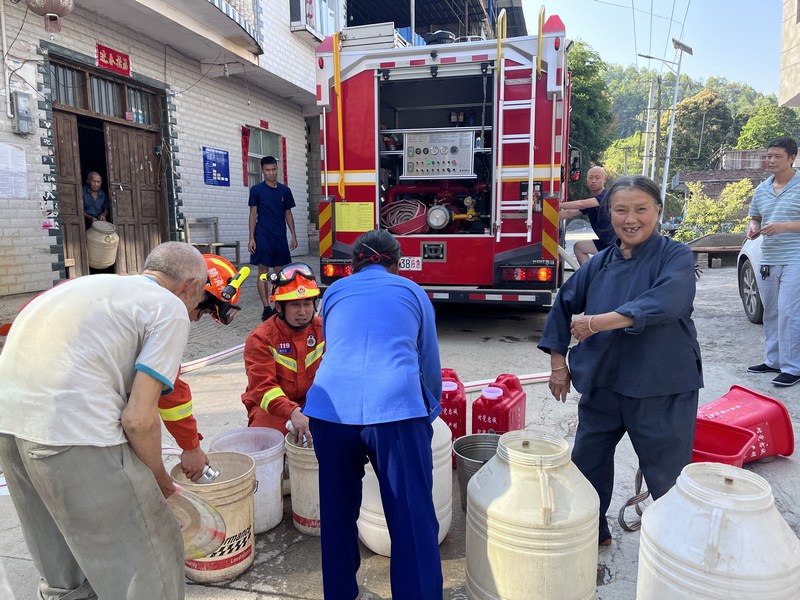 2、消防员为储水工具供水。.JPG