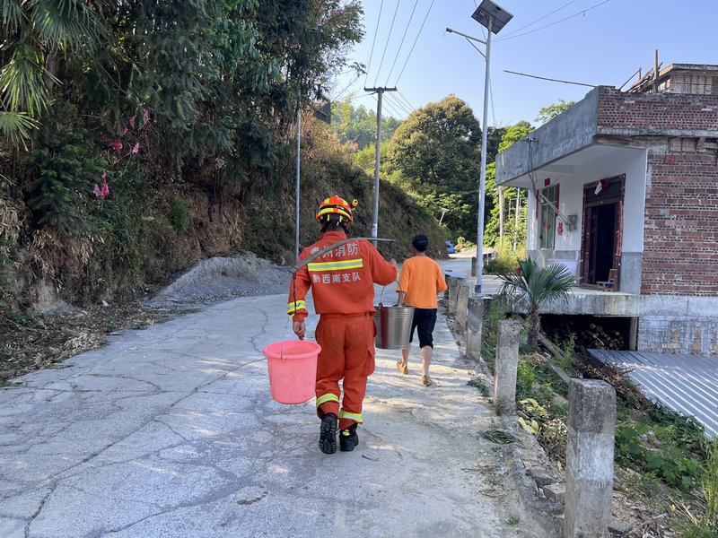 3、消防员挑水。.JPG