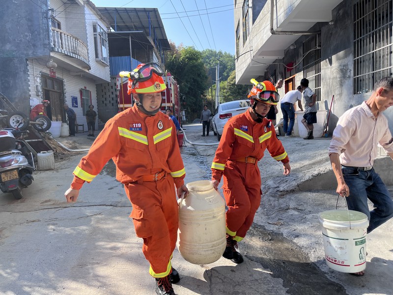 5、消防员提水送至群众家中。.JPG