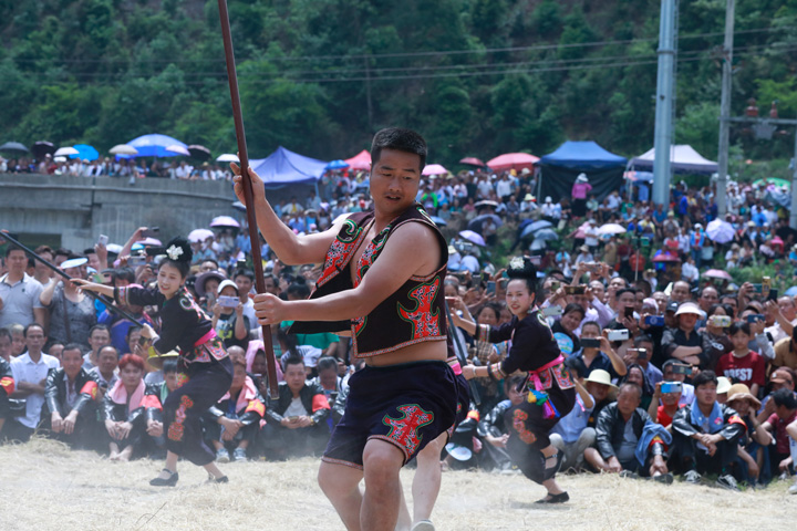 图为摔跤节活动传统武术表演。