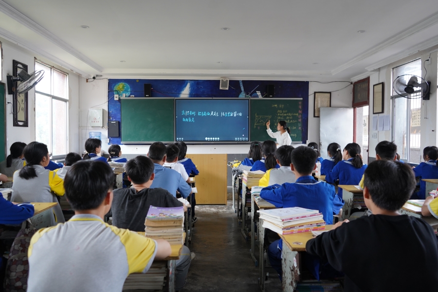 學生們在課堂上聽老師講課。