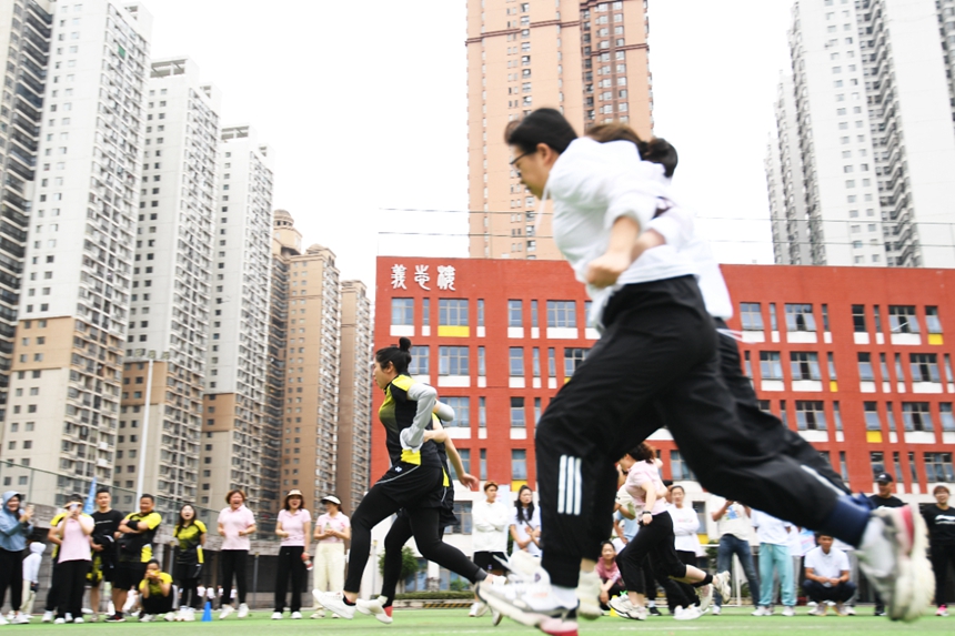 老師們正在進行趣味運動“兩人三足接力”比賽。