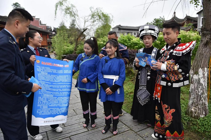 在热门景区、县城主城街道等地为纳税人及消费者送上暖心信。