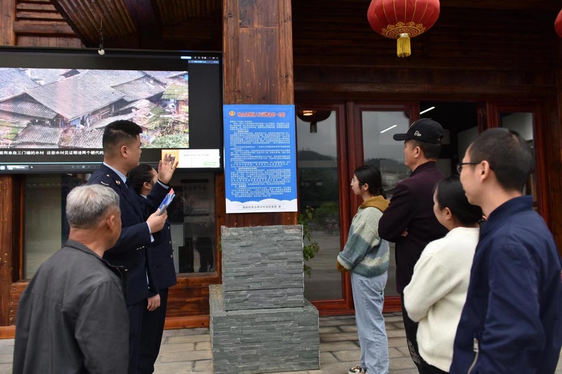 五一期间在热门景区张贴“暖心信”为群众排忧解难。