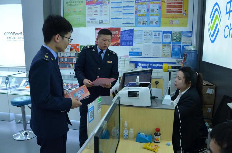 税务干部进商家为纳税人讲解税收政策。