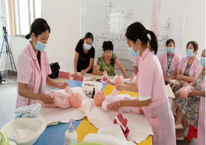 图为：东湖社区组织辖区有意愿的居民开展育婴师培训