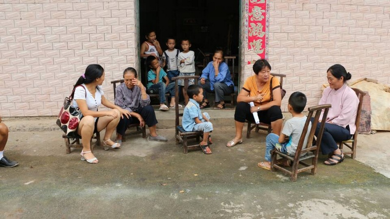 全省先进工作者、县第四小学校长汪付珍走访留守儿童.jpg