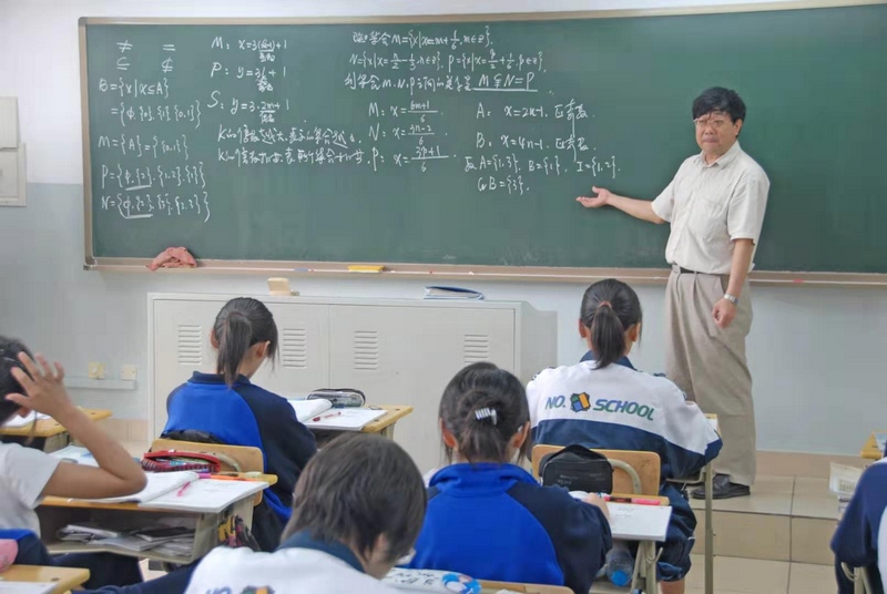 吳萬輝正在給學生上課.jpg
