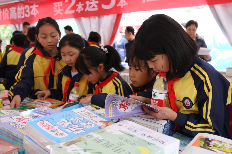 5月6日，學生在貴州省大方縣2023年全民閱讀活動現場翻閱兒童讀物。肖煒燁 攝.JPG