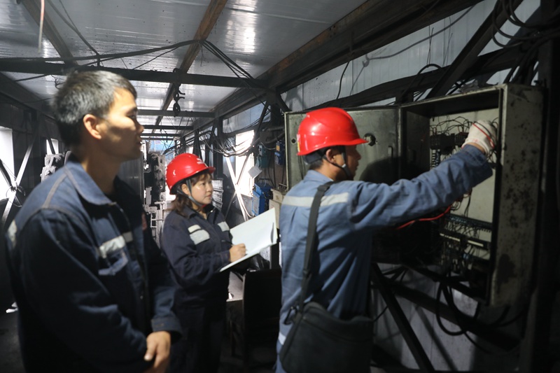 南方電網興仁供電局電力保障通訊組人員對順發煤礦配電設備進行電壓負荷監測 (2)