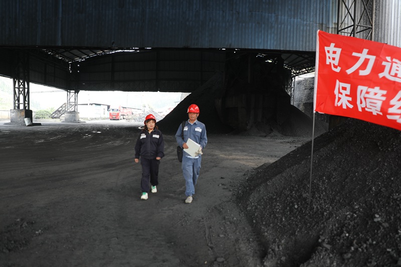 南方電網興仁供電局電力保障通訊人員對順發煤礦進行上門走訪 (2)