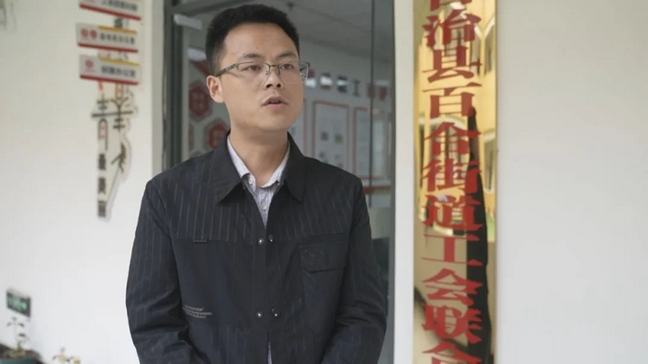 百合街道党工委副书记、办事处主任朱洪鹏。