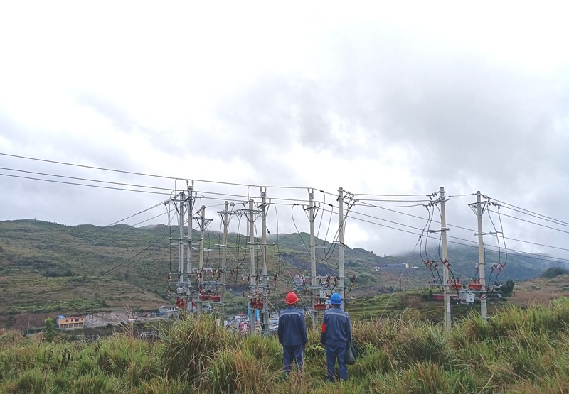 南方電網興義普安供電局員工對線路開展巡視。