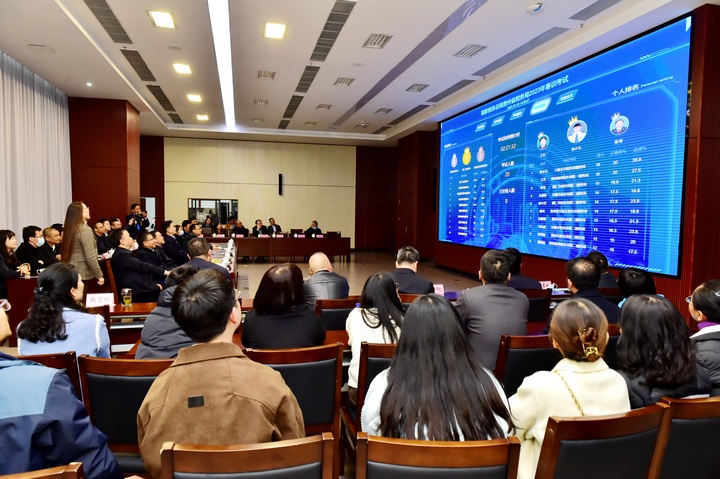 考试现场，大屏幕上实时展播场内答题情况。