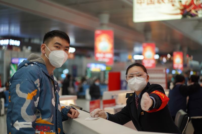 为乘客提供服务。