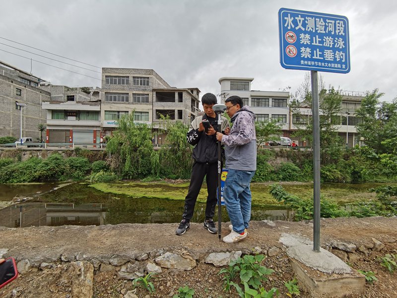 2、畢節市水文水資源局在野馬川開展洪水影響評價調查實訓。